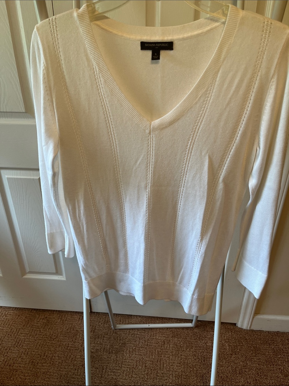 Banana Republic White V-Neck Lightweight Knit Top PTP 19” L25”